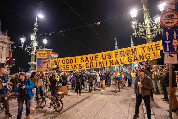 Budapeşte, Macaristan - 25 Mart 2025: Gururu yasaklayan yasaya karşı Budapeşte 'de miting.