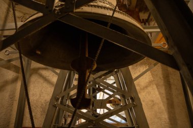 Sibiu, Romanya - 19 Ekim 2024: Bells 'in Şarkı Söylediği: Katedralin Çan Odasına Bir Bakış