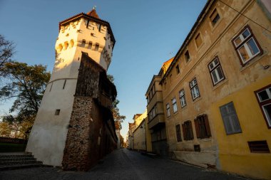 Sibiu, Romanya - 23 Ekim 2024: Kereste ve Taş: Transilvanya 'da 15. yüzyıl Lonca Nöbetçisi