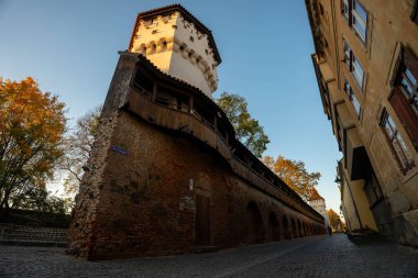 Sibiu, Romanya - 23 Ekim 2024: Kereste ve Taş: Transilvanya 'da 15. yüzyıl Lonca Nöbetçisi