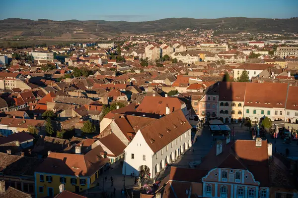 Sibiu, Romanya - 19 Ekim 2024: Yukarıdan Sibiu: Kızıl Çatı ve kaldırımlı Caddelerin bir duvar halısı