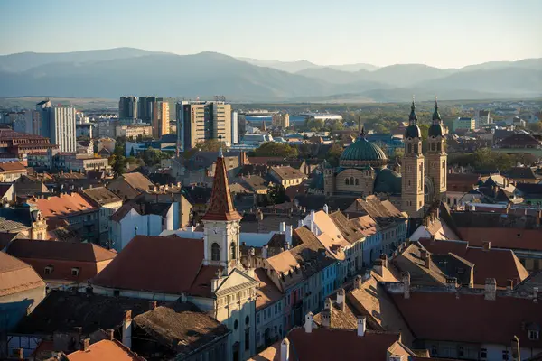 Sibiu, Romanya - 19 Ekim 2024: Yukarıdan Sibiu: Kızıl Çatı ve kaldırımlı Caddelerin bir duvar halısı