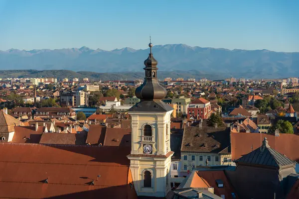 Sibiu, Romanya - 19 Ekim 2024: Yukarıdan Sibiu: Kızıl Çatı ve kaldırımlı Caddelerin bir duvar halısı