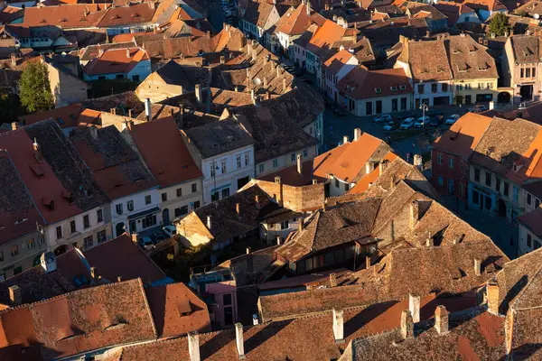 Sibiu, Romanya - 19 Ekim 2024: Yukarıdan Sibiu: Kızıl Çatı ve kaldırımlı Caddelerin bir duvar halısı
