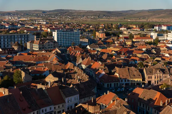 Sibiu, Romanya - 19 Ekim 2024: Yukarıdan Sibiu: Kızıl Çatı ve kaldırımlı Caddelerin bir duvar halısı