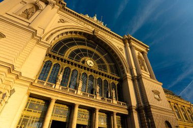 Budapeşte, Macaristan - 3 Kasım 2024: Budapeşte Keleti Açık Mavi Gökyüzüne Karşı Tren İstasyonu.