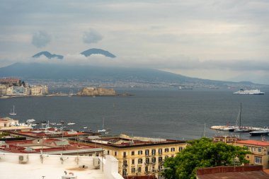 Napoli, İtalya - 27 Mayıs 2024: Napoli 'nin panoramik manzarası şehrin kalabalık binaları, parıldayan Napoli Körfezi.