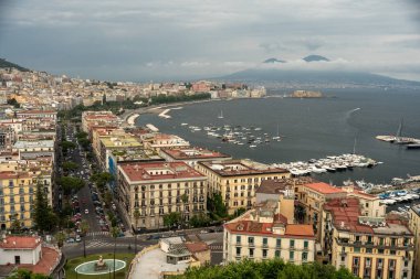 Napoli, İtalya - 27 Mayıs 2024: Napoli 'nin panoramik manzarası şehrin kalabalık binaları, parıldayan Napoli Körfezi.