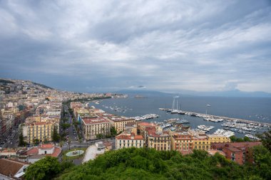 Napoli, İtalya - 27 Mayıs 2024: Napoli 'nin panoramik manzarası şehrin kalabalık binaları, parıldayan Napoli Körfezi.