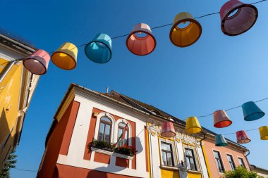 Szentendre, Macaristan - 27 Ekim 2024: Szentendre Caddelerini Adorning the Streets Under a Blue Sky