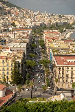 Napoli, İtalya - 27 Mayıs 2024: Napoli 'nin panoramik manzarası şehrin kalabalık binaları, parıldayan Napoli Körfezi.
