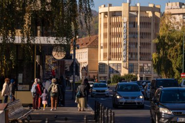 Brasov, Romanya - 19 Ekim 2024: Brasov 'un Iconic Bulevardul Eroilor' unda Dolaşmak