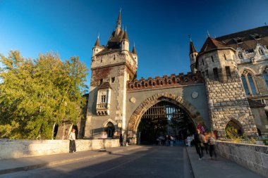 Budapeşte, Macaristan - 1 Kasım 2024: Vajdahunyad Şatosu Ana Kapısı Arkaplanda Açık Mavi Gökyüzü