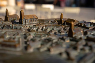 Szentendre, Macaristan - 27 Ekim 2024: Minyatür Szentendre: Eski Şehrin Ayrıntılı Metal Sanatı