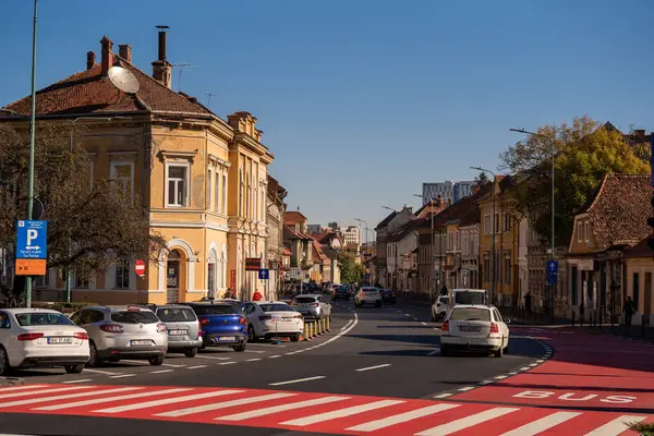 Brasov, Romanya - 19 Ekim 2024: Brasov 'un Iconic Bulevardul Eroilor' unda Dolaşmak