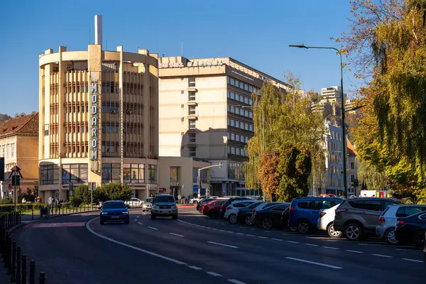 Brasov, Romanya - 19 Ekim 2024: Brasov 'un Iconic Bulevardul Eroilor' unda Dolaşmak
