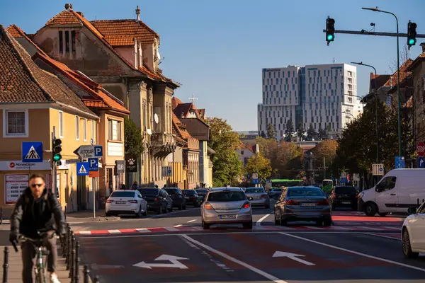 Brasov, Romanya - 19 Ekim 2024: Brasov 'un Iconic Bulevardul Eroilor' unda Dolaşmak