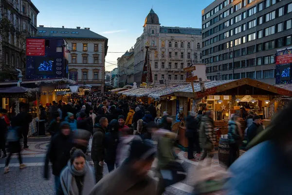 Budapeşte, Macaristan - 23 Kasım 2024: Budapeşte 'deki Aziz Stephen Bazilikası önünde Noel pazarı