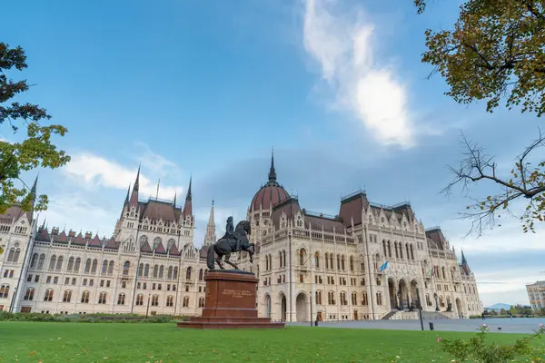 Budapeşte, Macaristan - 13 Ekim 2024: Budapeşte Parlamento Binası: Tuna 'nın İkonik Mimari Tarihi