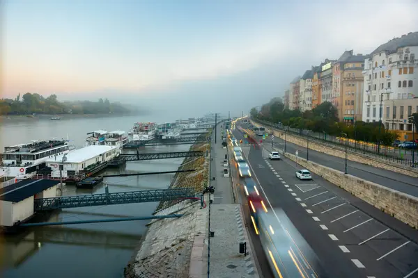 Budapeşte, Macaristan - 16 Ekim 2024: Carl Lutz Caddesi Sis Altında, Margaret Köprüsü manzaralı.