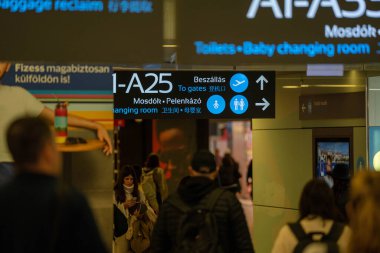Budapeşte, Macaristan - 19 Ekim 2024: Kalkıştan Önceki Son Adımlar: Budapeşte Havaalanı 'nın Geçit Yolları