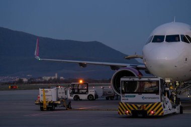 Brasov, Romanya - 19 Ekim 2024: Yakıt Kullanmaktan Uçağa Hazırlık Öncesi Görünmez Bale Yapmaya