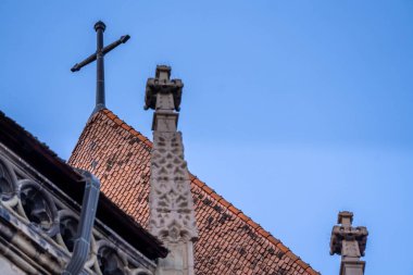 Brasov, Romanya - 19 Ekim 2024: Brasov Kilisesi Çatı