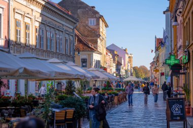 Brasov, Romanya - 19 Ekim 2024: Ortaçağ Loncalarından Çağdaş Butiklere: Brasov 'un İkonik Caddesi boyunca 800 Yıllık Kentsel Evrim