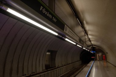 Budapeşte, Macaristan - 10 Kasım 2024: Budapeşte 'deki Fovam ter Underground Station