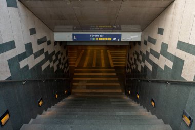 Budapeşte, Macaristan - 10 Kasım 2024: Budapeşte 'deki Fovam ter Underground Station entance
