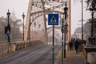 Gyor, Macaristan - 11 Kasım 2024: Macaristan Su Yolu üzerindeki Modern Köprü