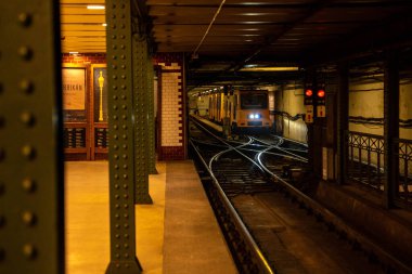 Budapeşte, Macaristan - 26 Ekim 2024: Budapeşte Kahramanlar Meydanı Metro İstasyonu