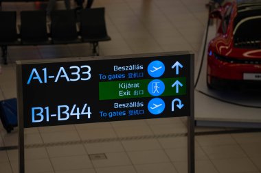 Budapeşte, Macaristan - 19 Ekim 2024: Ayrılış Güncellemeleri ile Dijital Bilgi Paneli