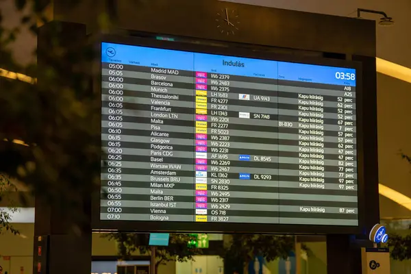 Budapeşte, Macaristan - 19 Ekim 2024: Dijital Ağ Geçidi: Binlerce Günlük Yolculuğu Havalimanı Ekranları Nasıl Düzenliyor