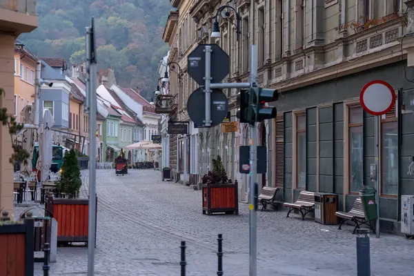 Brasov, Romanya - 19 Ekim 2024: Kalabalığın Gelmesinden Önce Transilvanya Boş Caddelerinin Ruhunu Ele Geçirme