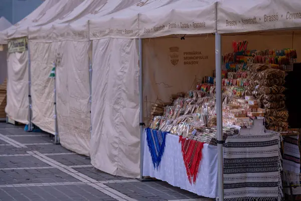 Brasov, Romanya - 19 Ekim 2024: Brasov 'un Tüccarları Günlük Operasyonlarını Nasıl Başlattılar