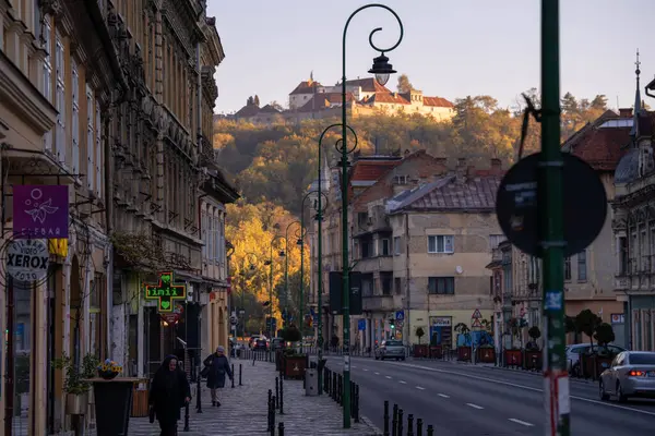 Brasov, Romanya - 19 Ekim 2024: Güneş Işığının İlk Işıkları Brasovların En Resimli Yolu Nasıl Uyandırdığını