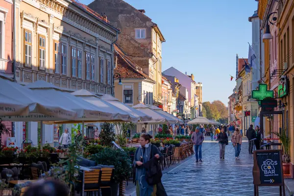 Brasov, Romanya - 19 Ekim 2024: Ortaçağ Loncalarından Çağdaş Butiklere: Brasov 'un İkonik Caddesi boyunca 800 Yıllık Kentsel Evrim