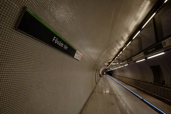 Budapeşte, Macaristan - 10 Kasım 2024: Budapeşte 'deki Fovam ter Underground Station