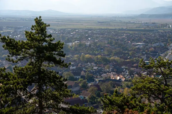 Rasnov, Romanya - 23 Ekim 2024: Transilvanya Kasabasının Panoramik Havadan Çekimi