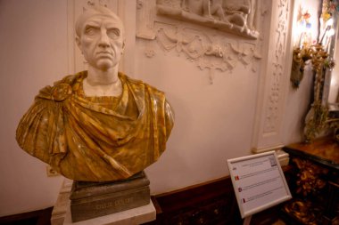 Sinaia, Romanya - 23 Ekim 2024: Roma 'nın Mermer Yankıları: Karpatya Görkemine Klasik Dokunuş