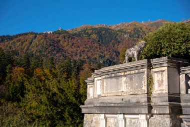 Sinaia, Romanya - 23 Ekim 2024: Hükümetin Sembolü: Kraliyet Konutunda Bronz Nöbetçi