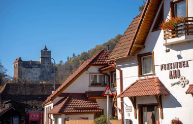 Bran, Romanya - 23 Ekim 2024: Transilvanya Konukseverliği: Pensiunea Ana 'dan Dağ Manzaraları