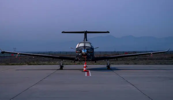 Brasov, Romanya - 19 Ekim 2024: Şafakta İki Koltuklu Uçak