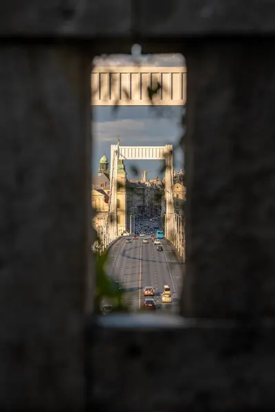 Budapeşte, Macaristan - 3 Ağustos 2024: Erzsebet Köprüsü Budapeşte 'deki antik bir taş pencereden ele geçirildi