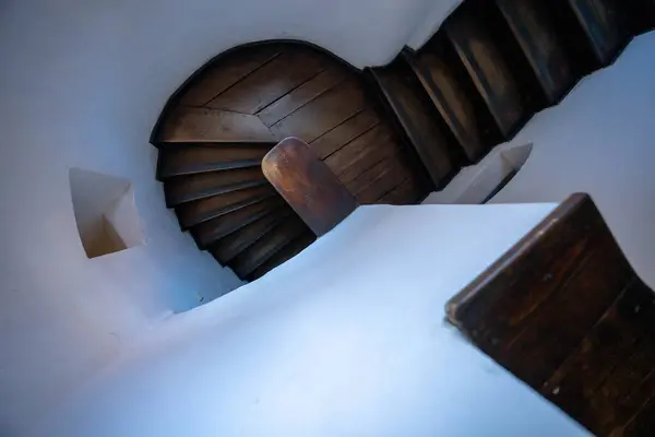 Bran, Romanya - 23 Ekim 2024: Bran Kalesi 'nin Sarılı Tahta Merdiven Yolu