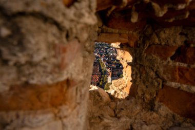 Bran, Romanya - 23 Ekim 2024: Rasnov Kalesinden Çerçevelenmiş Vista