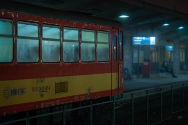 Gyor, Macaristan - 11 Kasım 2024: Gyor Tren İstasyonunda Neon Noir Aydınlatma