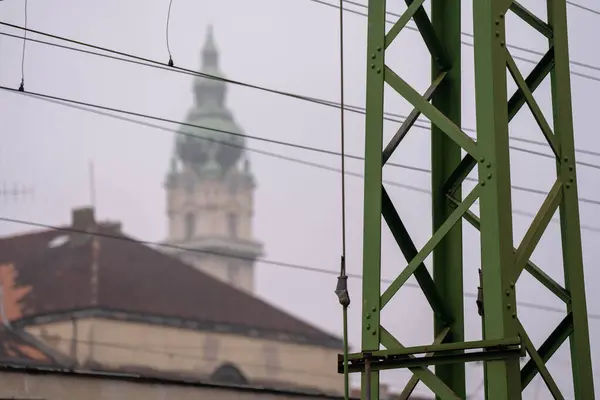 Gyor, Macaristan - 10 Kasım 2024: Arkasında demiryolu kulesi bulunan belediye binası