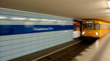 Berlin, Almanya - 24 Haziran 2024: Hareket Bulanık Büyüsü: Metro Treni Bir Işık Akımına Dönüyor